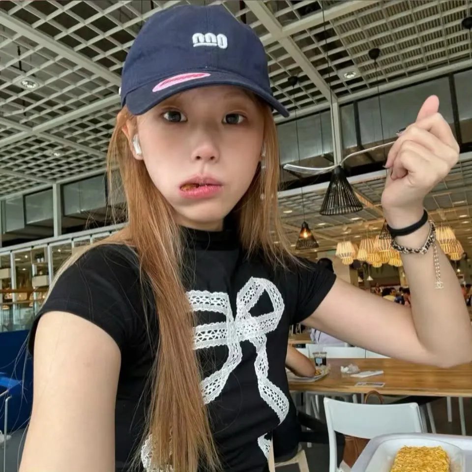 沙滩上的夏娃